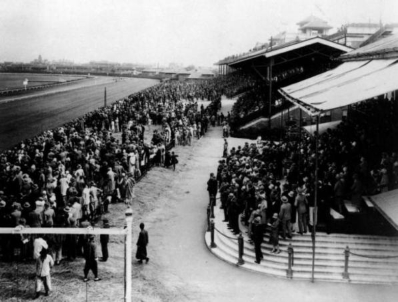 197-01中外观众在跑马厅观赛