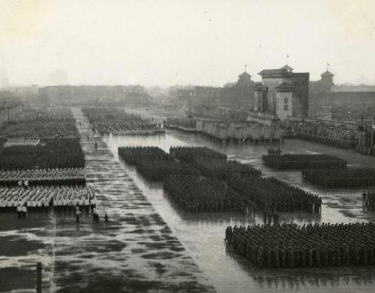 H1-21-1-66 1954年10月1日上海市举行庆祝建国五周年游行（图为人民广场的游行队伍）