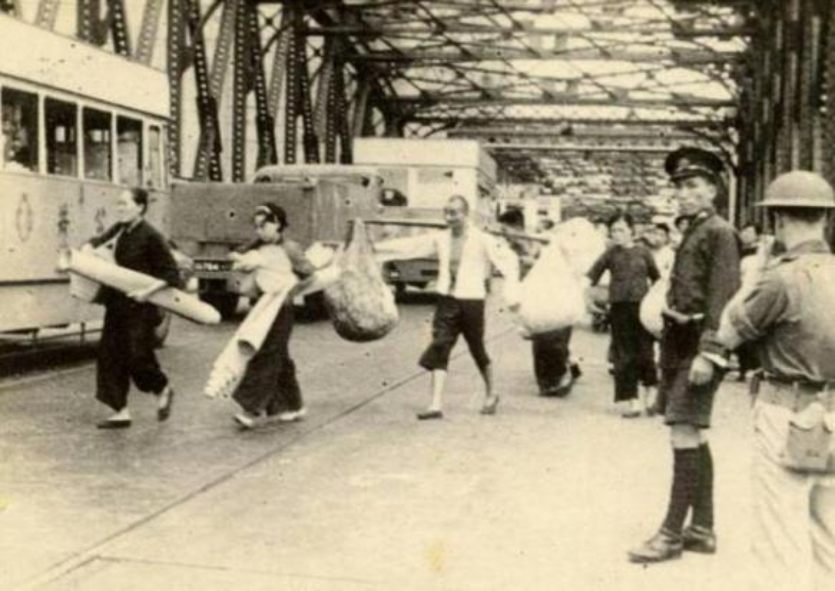 外白渡桥行人和车辆