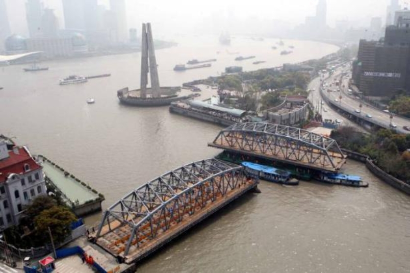 2008年4月6日上午，上海外白渡桥移桥工作正式开始。张海峰摄