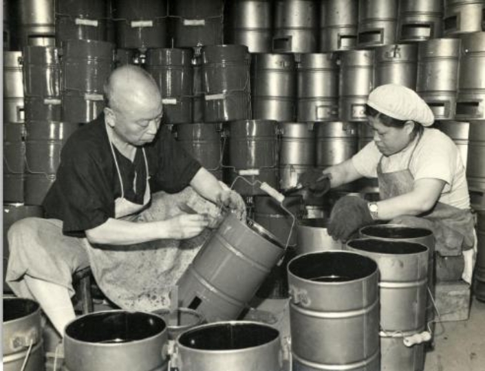 H1-1-9-13开1958年城隍庙小商品商铺生产煤球炉