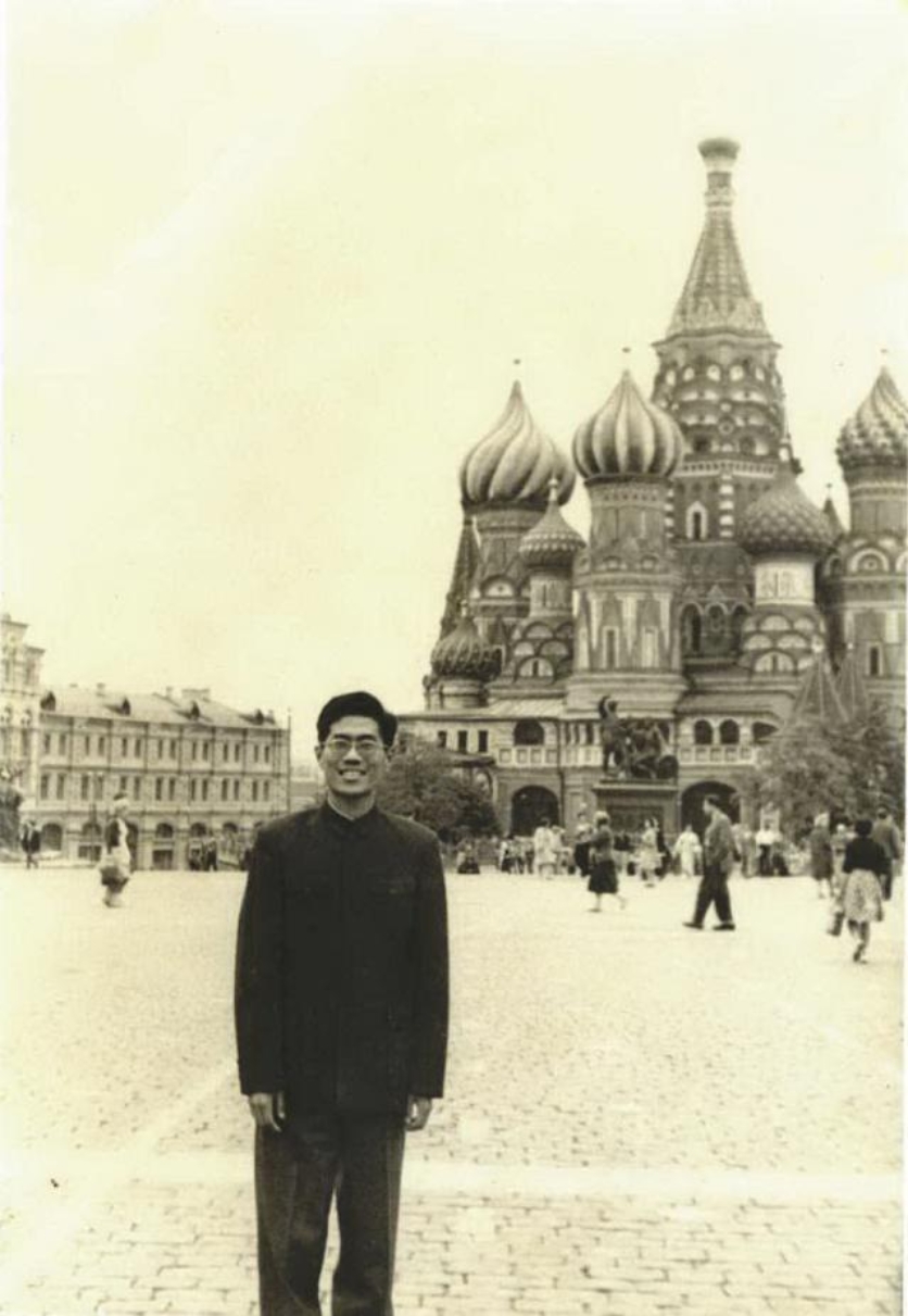 1962年身着中山装的张瑞琨在莫斯科红场留影